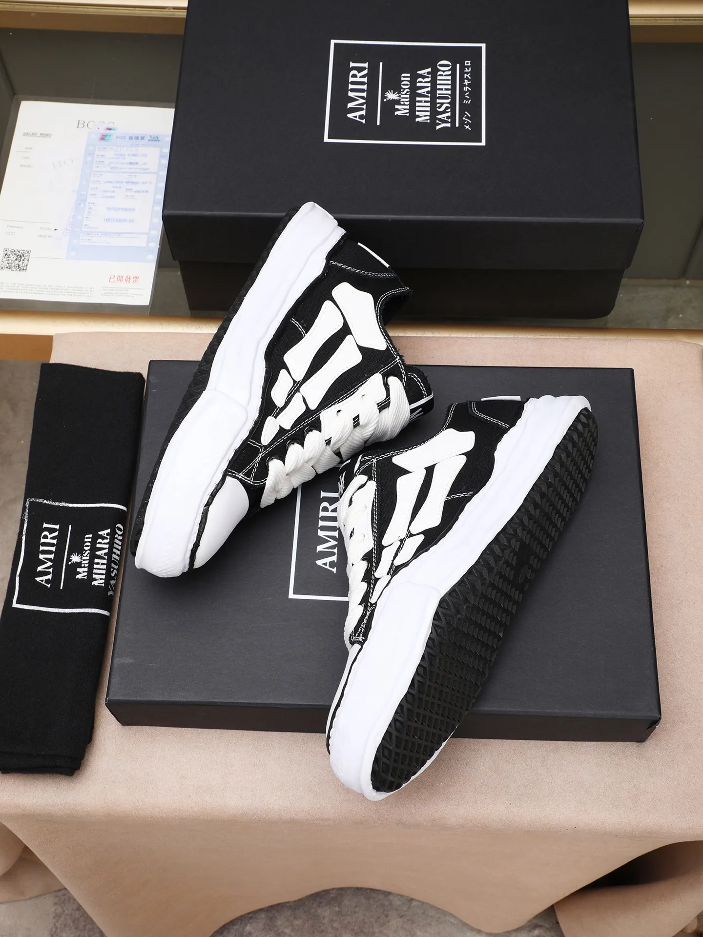 Men's shoes 💰520 AMIRI × Maison MIHARA YASUHIRO Bone Dissolving Shoes Brand Order Original Order Quality 🌈 AMIRIxMMY work together to launch joint shoes that cleverly integrate the classic designs of the two brands. The handmade clay mold soles and AMIRI's signature BONES leather embroidery details are a major feature of the shoes, showing unique craftsmanship and style 🚩 Material: upper original custom-made space Monica canvas! Lining: original technical cloth, outsole: original molded EVA foam bottom, code number: women's 35-39 (40, custom-made, non-refundable), men 39-44 (45, custom-made, non-refundable), full set of counter original packaging